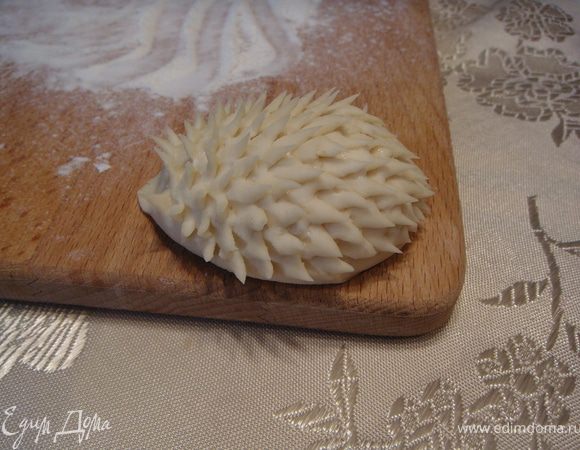 Чем меньше теста отщипывать от поверхности, тем больше иголочек, тем красивее ежик.