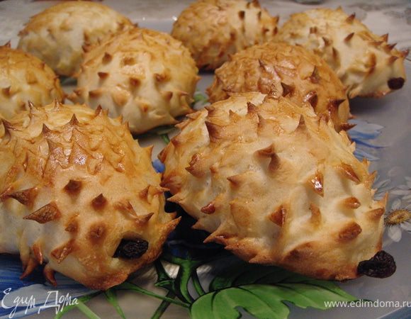 Осторожно смазать взбитым желтком. Выпекать в нагретой до 220°С духовке в течение 20 минут до зарумянивания. Достать из духовки и смазать растопленным сливочным маслом.