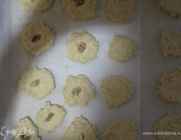 Яйцо разделить на желток и белок.Желток растереть с сахаром(можно добавить ванилин)и размягченным маргарином.Белок взбить в пену.Вмиске соединить белок,желточно-сахарную смесь,кефир,погашеную уксусом соду,пшеничную и овсяную муку. 
Противень застелить бумагой.Сформировать небольшие печенья(я выкладывала сразу на бумагу 2 ложками).При желании в центр каждого печенья можно положить орех.Выпекать в духовке 180градусов 20 мин.