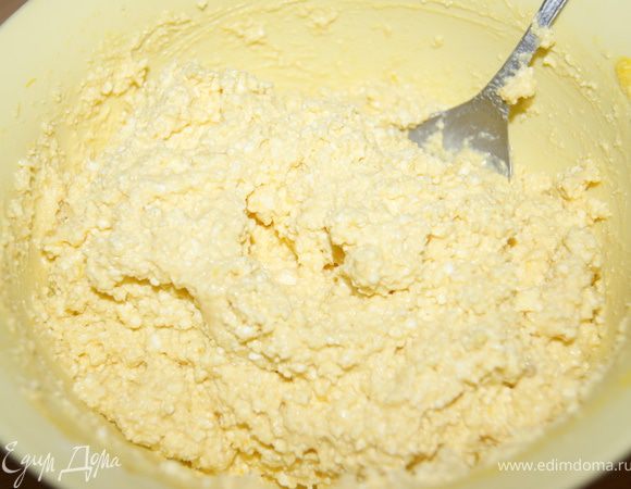 Творог, яйца, сахар, муку и цедру смешать.