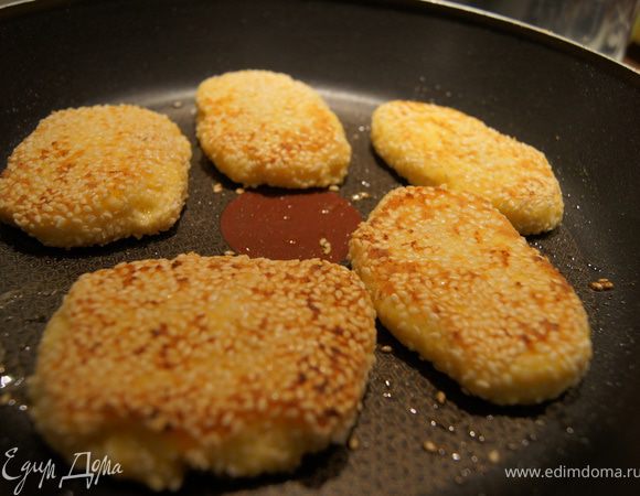 Сырники обвалять в панировке и обжарить на небольшом количестве масла.