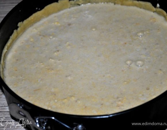 Яйца взбить с сахаром. Добавить молоко, масло, пряности, тыквенное пюре. Подготовленную начинку вылить в форму с тестом и поставить в нагретую до 225 гр. духовку на 15 минут, затем убавить огонь до 180 гр. и выпекать еще 45 минут.
Готовый пирог украсить орехами. Разрезать, когда полностью остынет.