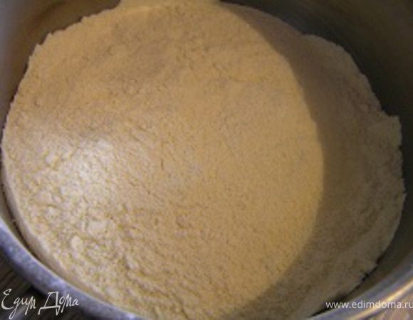 Муку смешать с разрыхлителем,