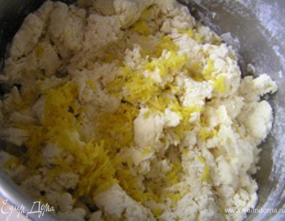 добавить сметану, сливки, ванилин и тщательно перемешать. Добавить цедру лимона, замесить тесто.