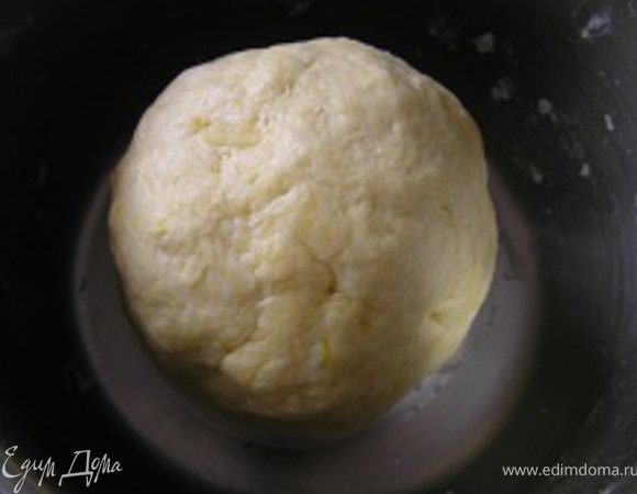 Готовое тесто обернуть пищевой пленкой и убрать в холодильник на 1 час.