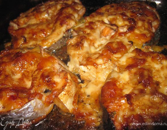 Стейк обмазать солью и перцем. Положить на протвень.
Сверху положить на него лук нарезаный полукольцами, посыпать тертым сыром и смазать майонезом.
В духовку до румыной корочки и вуаля)))
Приятного аппетита!