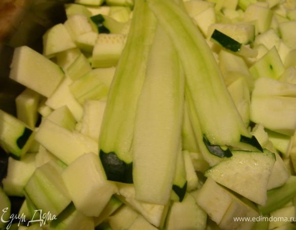 Моем кабачки, чистим их и нарезаем тоненькими полосочками (или кубиками). Кладем их в пароварку вместе с мелкопорезанным зубчиком чеснока и мятой (немного оставить для украшения)и готовим 20 минут. 