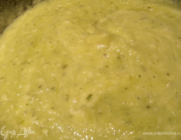 Достаем готовые кабачки, добавляем в них козий сыр, лимонный сок и все превращаем в пюре, солим, перчим.
