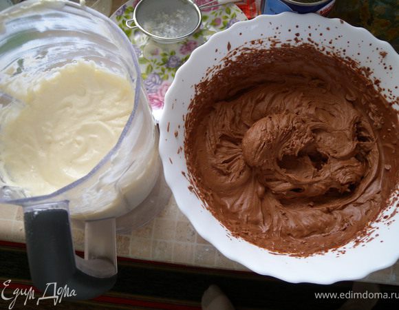 Готовим ганаш. Сливки подогреть, добавить масло и шоколад, растопить. Дать хорошо остыть. Взбить.
