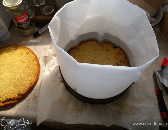 Бисквиты разрезать на коржи (пополам). Собираем торт в разъемной форме но еще и плюс бумага в три слоя. Торт высокий. Начинаем с белого коржа, потом черный... и т д.