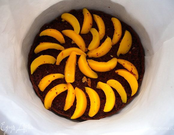 Первый корж. Порезанные персики (у меня хватило только на один слой). Полить желе для торта на персики. Залить половиной суфле. Второй корж. Ганаш. Третий корж. Персики. Желе на персики (только на персики!!!). Вторая половина суфле. Четвертый корж. Отправляем в холодильник часов на 6-8. 