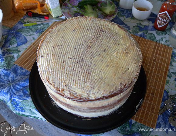 Приготовить масляный крем. Взбить мягкое масло в сахарной пудрой. Пройтись по всему торту. Выровнять. отправить в холодильник. Это для того, чтобы мастика приклеилась.