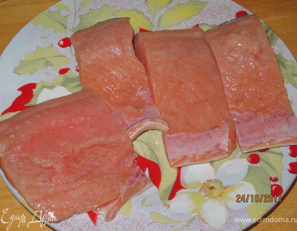 Кету помыть, обсушить, порезать на порционные куски.