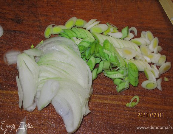 Белую часть лука нарезать наискосок. И репчатые тоже нарезать полукольцами.