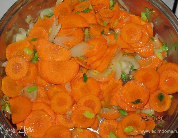 Разогреваем растительное масло в сковороде и кладём туда белую часть лука и морковь. Они жарятся без крышки.