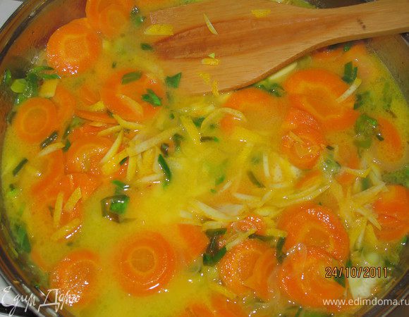 Добавляем воду, перемешиваем. И оставляем кипеть с открытой крышкой. Морковь будет готовится всё то время, что вы будете готовить рыбу. И выключается она когда вы закончили готовить рыбу. Потом минут черз 5-8 можно нарыть крышкой и помешивать.