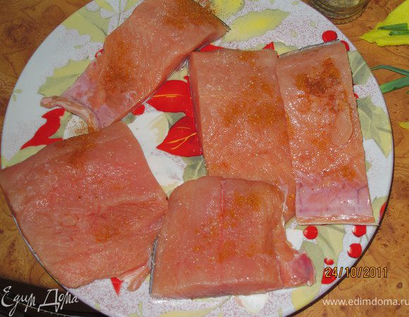 Рыбу сверху (не со стороны кожи) присыпать крупной солью и красным перцем. Начинаем жарить кожей вниз на разогретом растительном масле по 5-6 минут с каждой стороны.