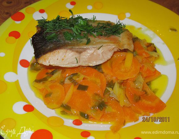 Когда рыба готова посыпать кожу крупной солью и подавать уложив её на подушку из моркови.