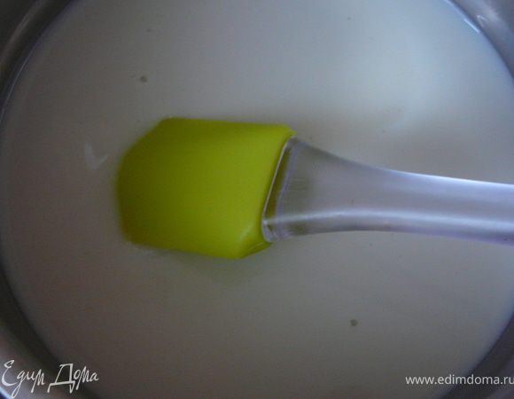 Всыпать сахар в молоко,добавить ванильный сахар и сварить сироп.Помешивая постоянно довести до кипения и на медленном огне,проварить около 5 минут.Снять с огня и оставить остывать.