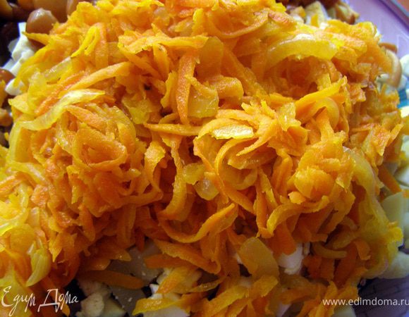 1) Лук порубить кубиками, обжарить на растит. масле до прозрачности, добавить натёртую на крупной тёрке морковь и продолжать обжаривать на среднем огне минут 5. Снять с огня и дать постоять под крышкой минут 10.