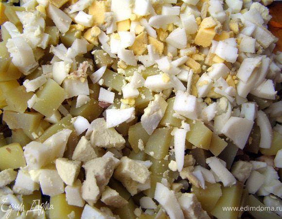 2) Телятину, картофель и яйца порезать кубиками. 