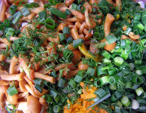 3) Добавить охлаждённые лук и морковь к остальным ингредиентам, обсушенные опята (более крупные грибы порезать пластиками), порубленную зелень, консервированный горошек. 