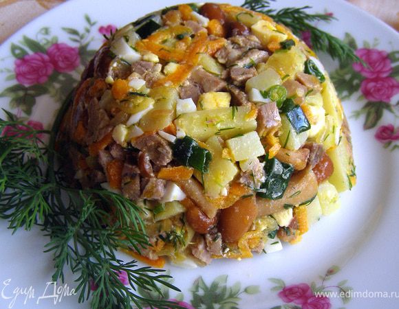 Заправить салат душистым подсолнечным маслом с перчиком. Подсолить по вкусу.

 Для тех, кто не признаёт растительное масло в качестве заправки в многокомпонентных 
салатах (мой муж, к примеру, к таковым относится, ему салат кажется суховатым), предлагаю смешать майонез и сметану 1:1 и также добавить свежемолотого перца. 