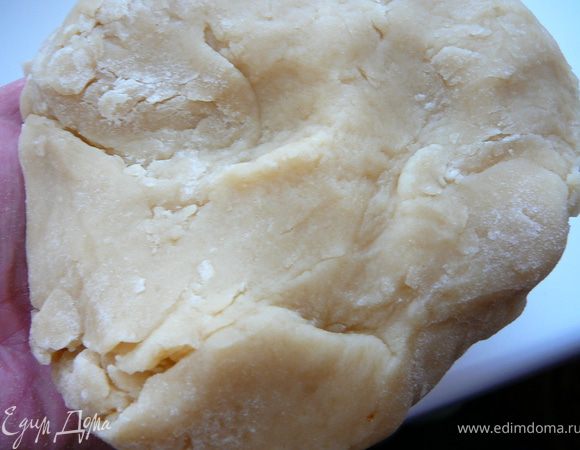 Теперь добавить просеянную муку и соду.Замесить тесто такой консистенции что б оно не липло к рукам.