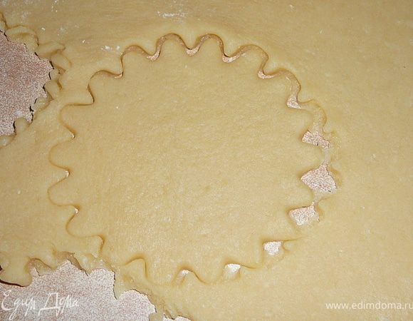 На присыпанной мукой рабочей поверхности раскатать тесто,толщиной примерно 0,7см.