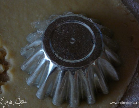 Формочкой вырезать звездочку.