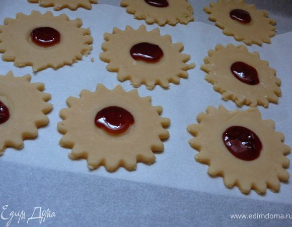 Вот теперь можно украсить звездочку по вашему желанию.Например в центре звездочки маленькой рюмочкой,ее дном выдавить круг вдавливая дно рюмки в середину звездочки,затем положить в середину густого варенья или повидла.Если это варенье то самую малость.