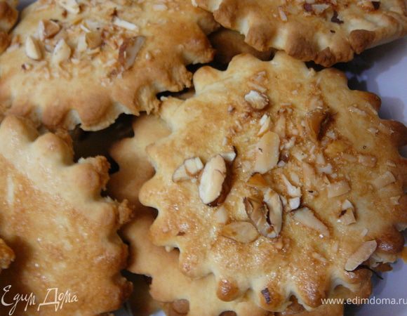 Или же рубленными орехами.Для этого Оставшееся яйцо разделить на белок и желток.Желток взбить с 1 ст.л.молока и можно смазать звездочки,а можно взбить белок с 1ст.л. сахара в пену.Смазать звездочки белком и присыпать молотыми орехами,я использовала смесь орехов состоящую из миндаля,фундука и бразильского ореха.