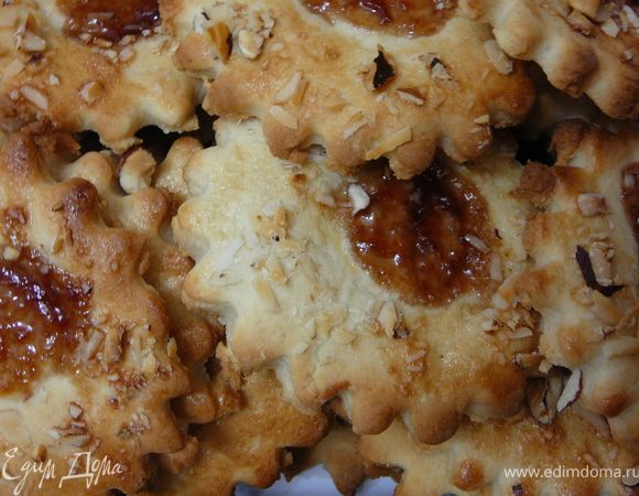 Или в центр звездочки положить начинку из повидла,а края смазать белком и присыпать орехами.А можно просто оставит без добавлений,а по окончанию выпечки присыпать сахарной пудрой. 