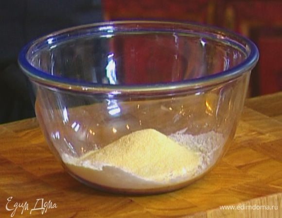 Муку перемешать с кукурузной крупой, разрыхлителем, черным перцем и щепоткой соли.