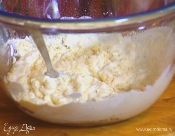 Влить кефир, добавить яйца и вымешать.