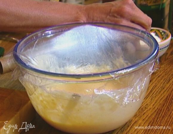 Сливочное масло растопить, ввести в яично-кефирную массу, перемешать.<br />
Накрыть посуду с тестом пленкой и оставить в теплом месте на 5‒10 минут.