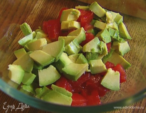 Авокадо почистить и, удалив косточку, нарезать небольшими кубиками.