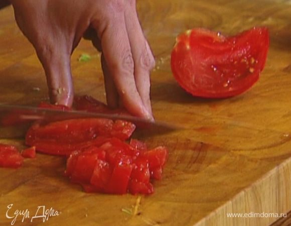 Помидор разрезать, удалить семена вместе с соком, мякоть нарезать маленькими кусочками.