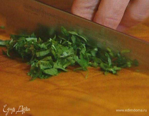Кинзу мелко порубить.
