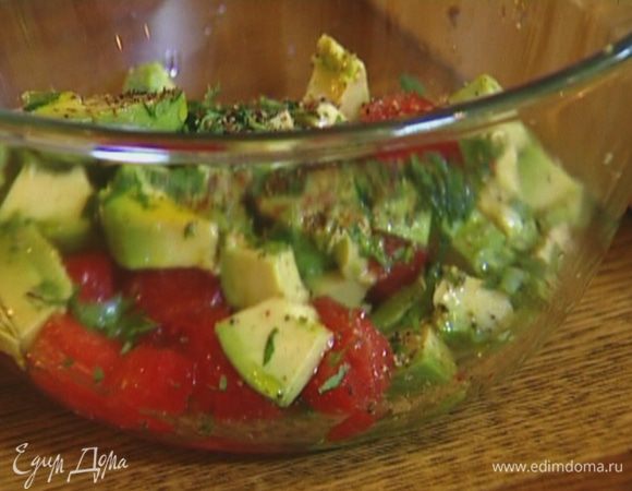 Приготовить гуакамоле: соединить авокадо, помидор, кинзу и чили, посолить, добавить смесь нескольких видов перца, лимонный сок и оливковое масло, все перемешать.