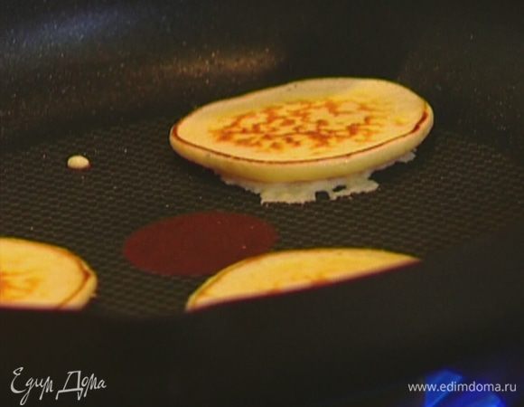 Разогреть в сковороде растительное масло, тесто еще раз перемешать и пожарить оладьи — они должны получиться небольшими и довольно тонкими.