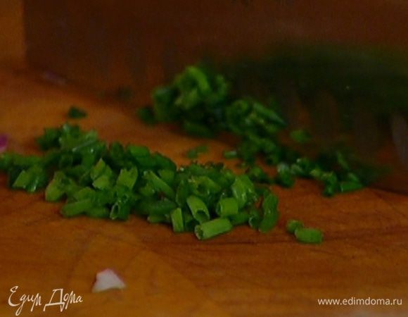 Зеленый лук мелко нарезать.
