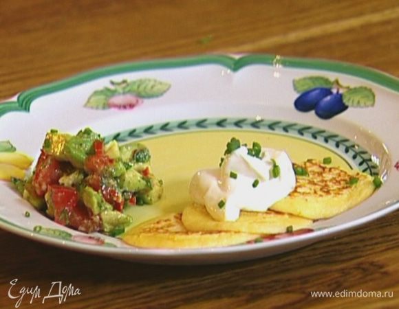 Подавать оладьи с гуакамоле и сметаной, посыпав зеленым луком.