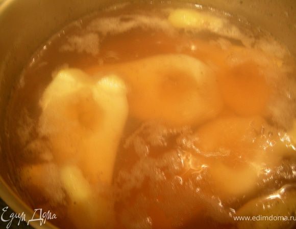 Вино, воду, мед, имбирь и ваниль доводим до кипения на средне-сильном огне. Убавляем огонь до средне-слабого и провариваем 5 мин. Груши погружем в кастрюлю с "сиропом" и сверху кладем кусок пергамента (чтобы груши были полностью погружены и не темнели); я не стала. Варим минут 15-20 (проверяем ножом, до мягкости).
