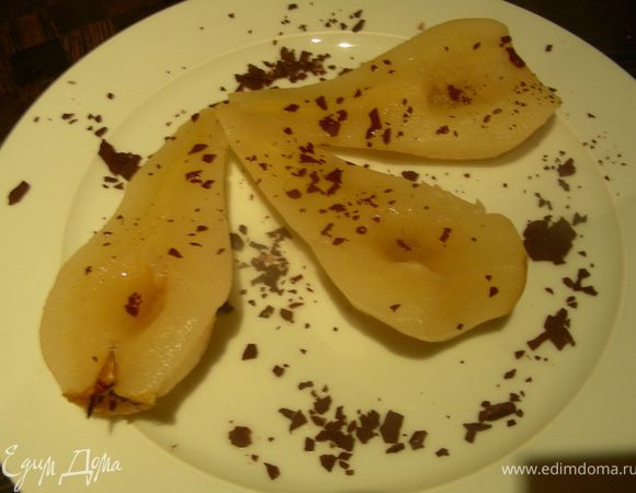 Снимаем с огня, остужаем в сиропе минут 15, выбрасываем стручок ванили и имбирь. Охлаждаем (или, как я, дегустируем сразу). Подаем с сиропом. Приятного аппетита))
