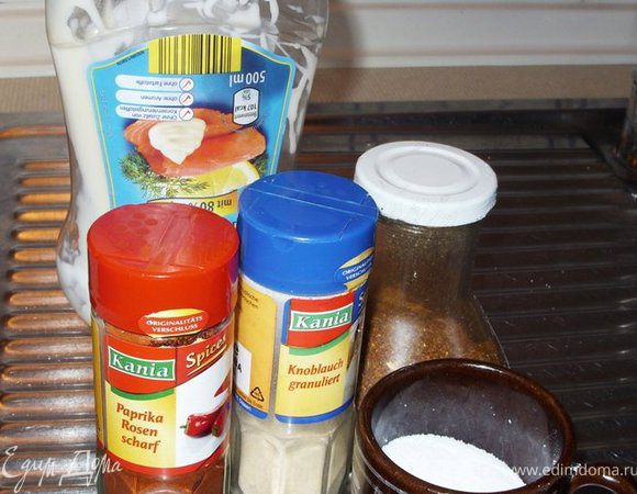 Рыбу посолить и посыпать специями...