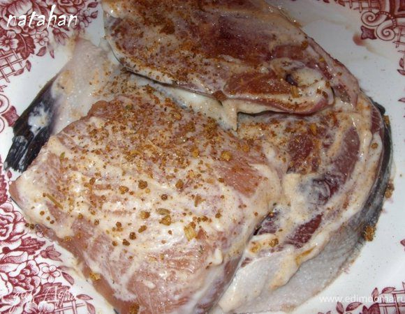 ...обмазать майонезом и оставить мариноваться не менее 1 часа.