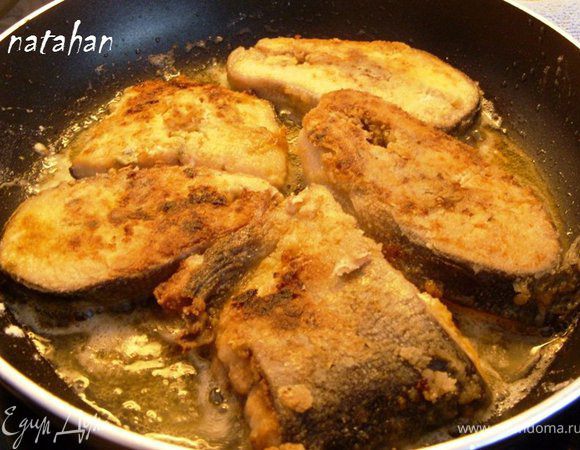 Пожарить рыбу в растительном масле с двух сторон.