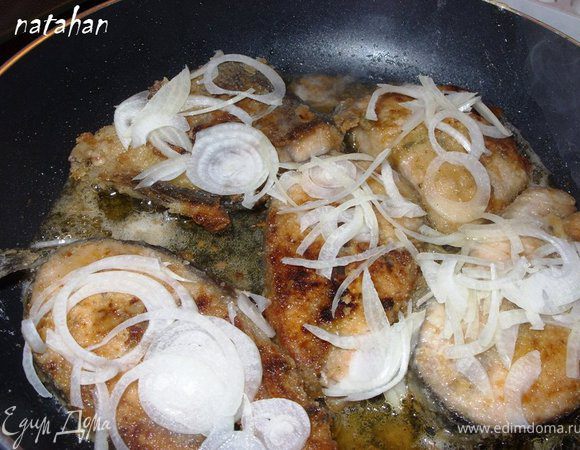 Лук почистить, помыть и тоненько нашинковать. Выложить лук на рыбу.