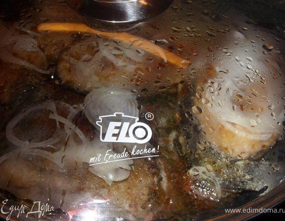 В сковороду вылить воду, закрыть крышкой и тушить минут 5-7 на маленьком огне.